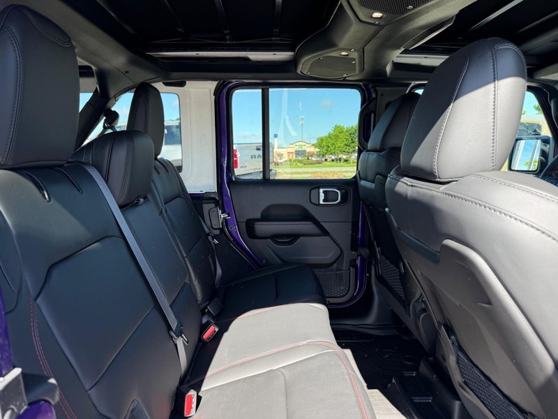 Jeep Wrangler Vehicle Full-screen Gallery Image 10