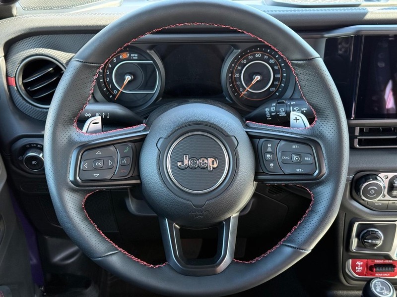 Jeep Wrangler Vehicle Full-screen Gallery Image 13