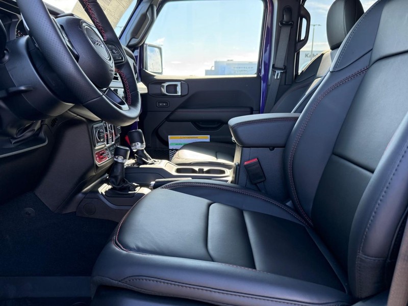 Jeep Wrangler Vehicle Full-screen Gallery Image 17