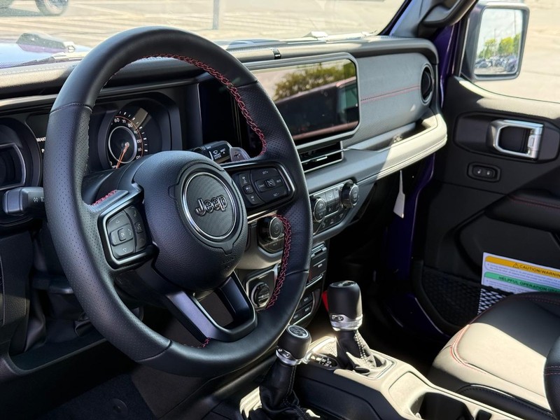 Jeep Wrangler Vehicle Full-screen Gallery Image 18