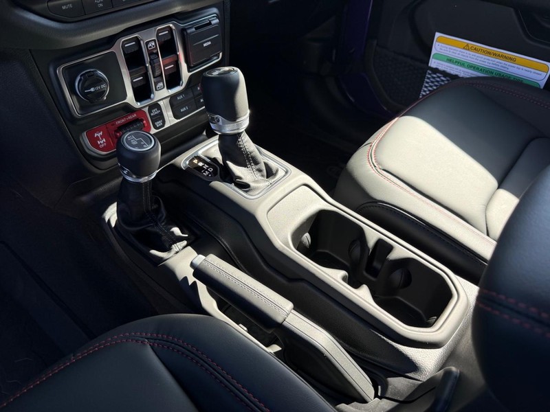 Jeep Wrangler Vehicle Full-screen Gallery Image 26