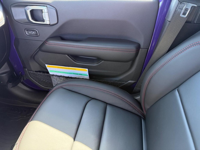 Jeep Wrangler Vehicle Full-screen Gallery Image 27
