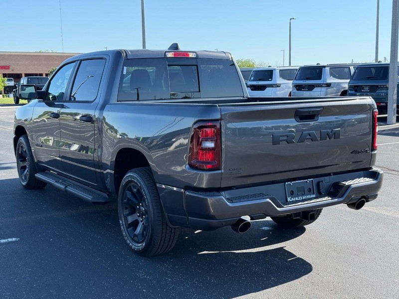 Ram 1500 Vehicle Full-screen Gallery Image 5