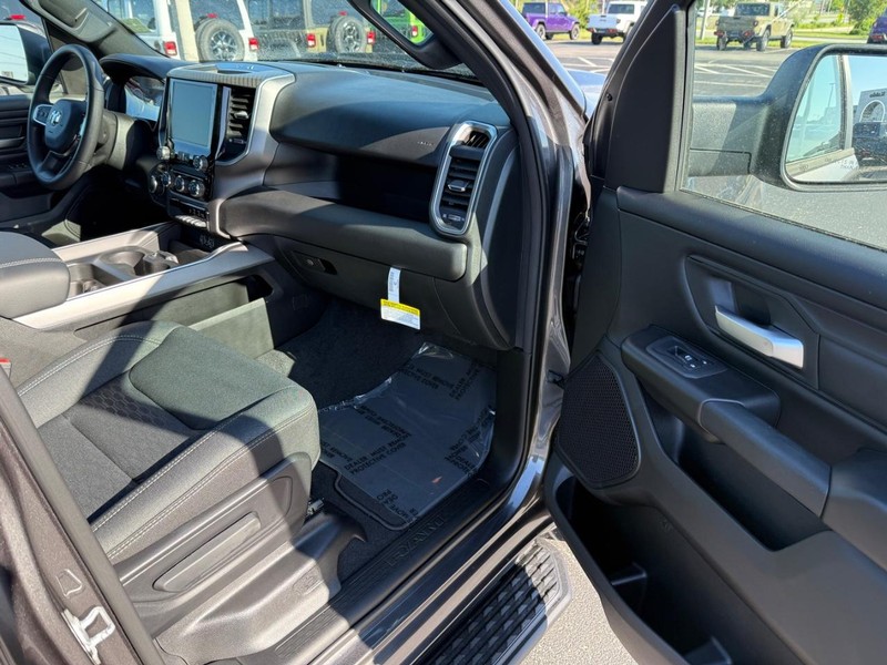 Ram 1500 Vehicle Full-screen Gallery Image 14