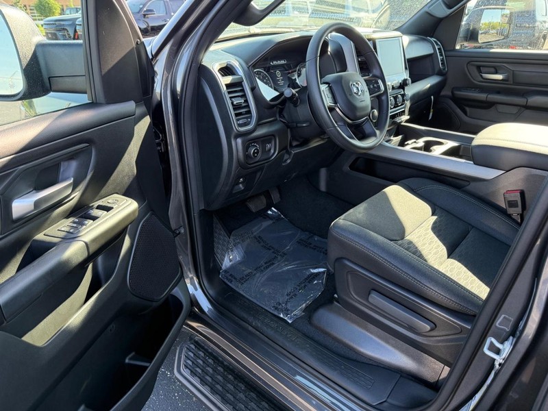 Ram 1500 Vehicle Full-screen Gallery Image 16