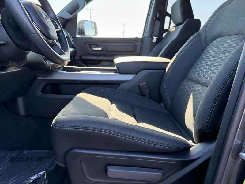 Ram 1500 Vehicle Full-screen Gallery Image 17