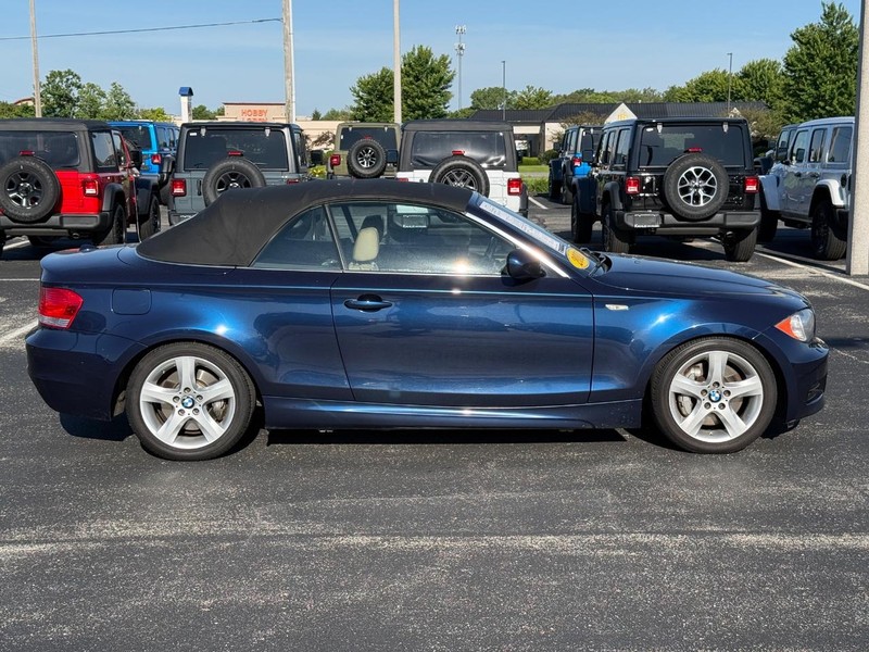 BMW 1 Series Vehicle Full-screen Gallery Image 02