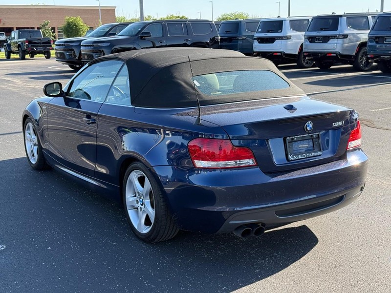 BMW 1 Series Vehicle Full-screen Gallery Image 05