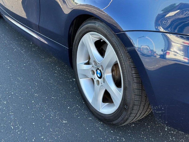 BMW 1 Series Vehicle Full-screen Gallery Image 06
