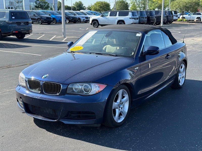 BMW 1 Series Vehicle Full-screen Gallery Image 08