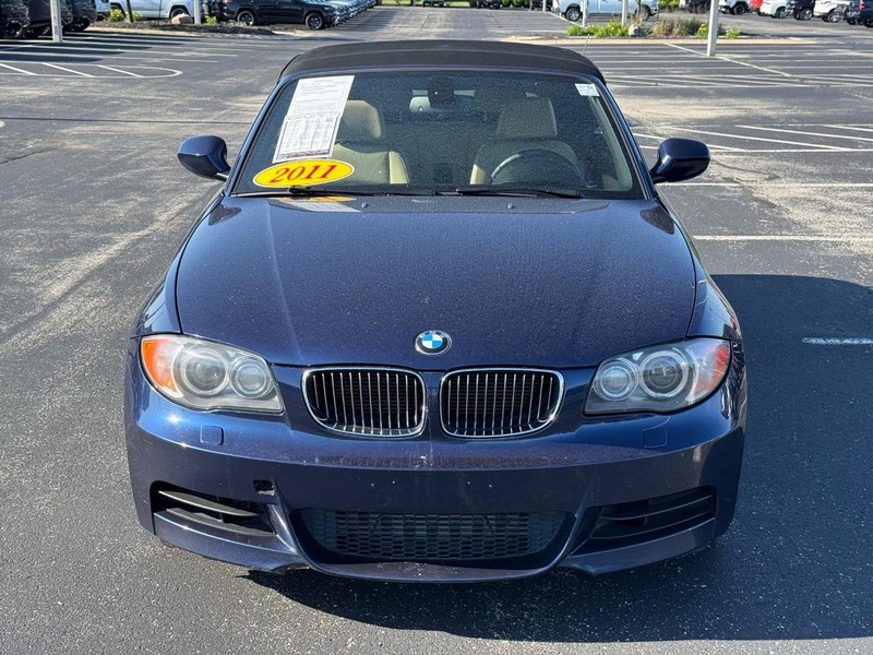 BMW 1 Series Vehicle Full-screen Gallery Image 09