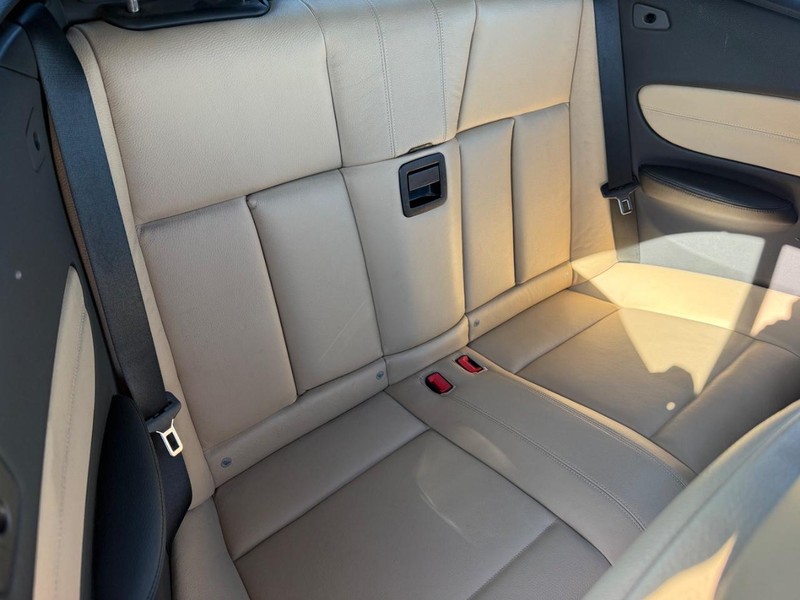 BMW 1 Series Vehicle Full-screen Gallery Image 13