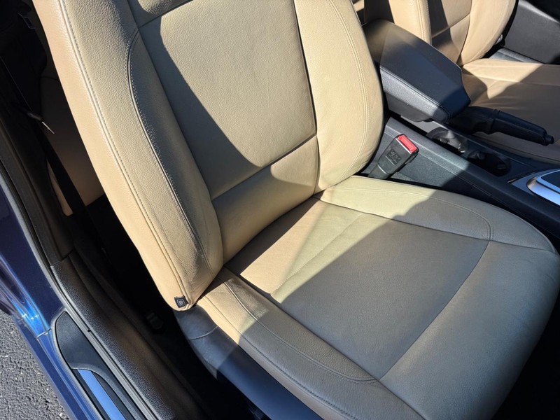 BMW 1 Series Vehicle Full-screen Gallery Image 14