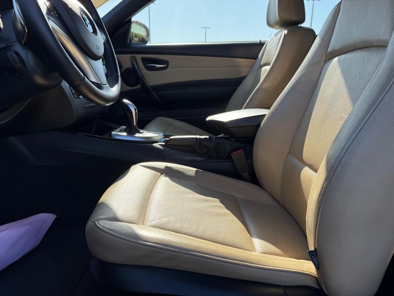 BMW 1 Series Vehicle Full-screen Gallery Image 16