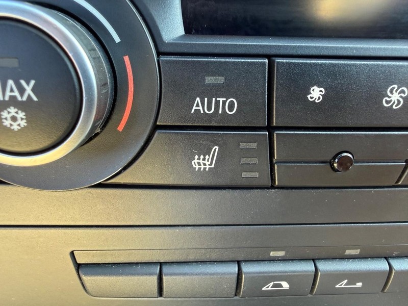 BMW 1 Series Vehicle Full-screen Gallery Image 21
