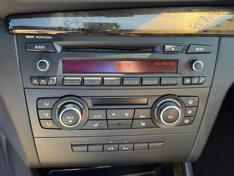 BMW 1 Series Vehicle Full-screen Gallery Image 22