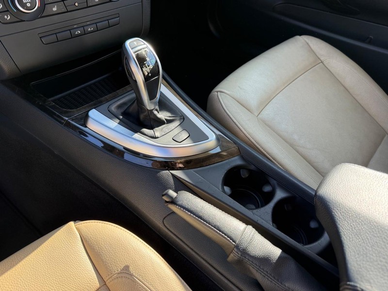 BMW 1 Series Vehicle Full-screen Gallery Image 23