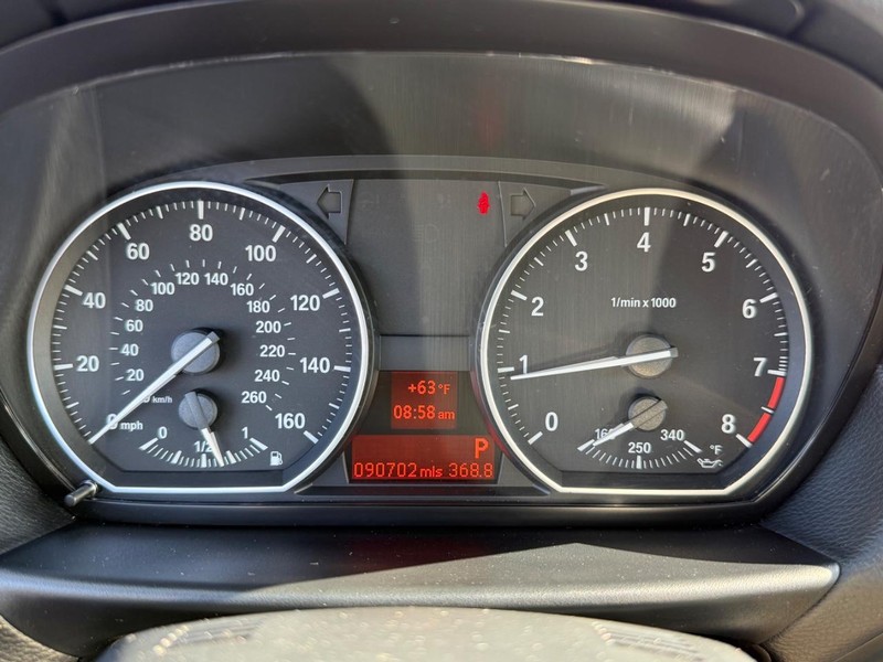 BMW 1 Series Vehicle Full-screen Gallery Image 25