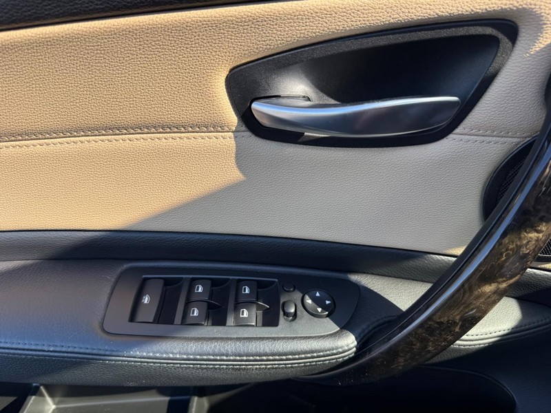 BMW 1 Series Vehicle Full-screen Gallery Image 27