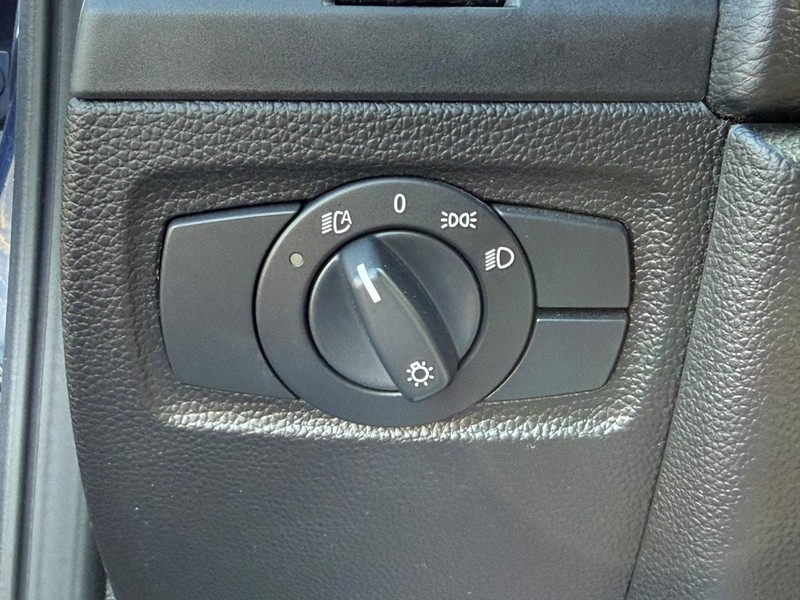 BMW 1 Series Vehicle Full-screen Gallery Image 28