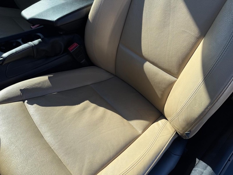 BMW 1 Series Vehicle Full-screen Gallery Image 29