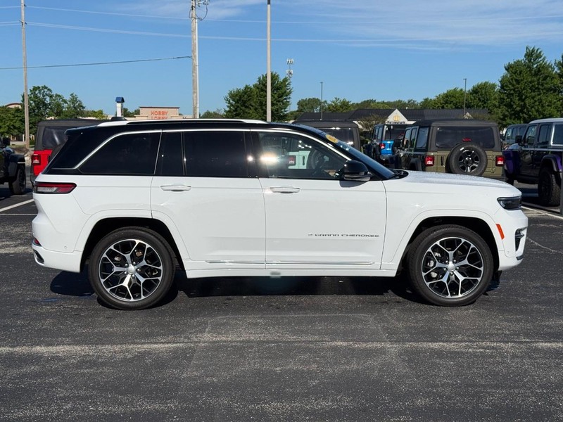 Jeep Grand Cherokee Vehicle Full-screen Gallery Image 2