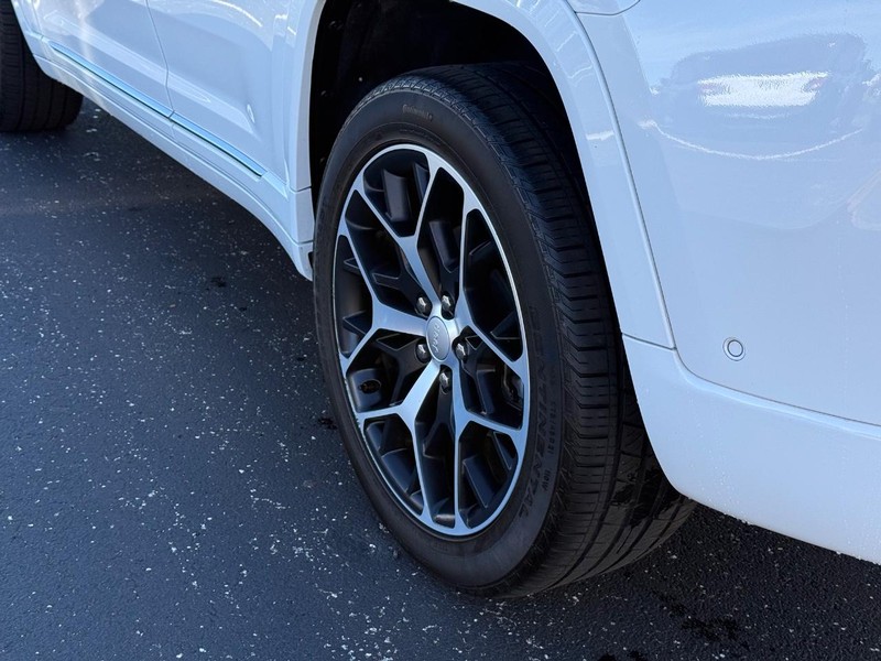 Jeep Grand Cherokee Vehicle Full-screen Gallery Image 6
