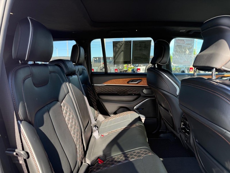 Jeep Grand Cherokee Vehicle Full-screen Gallery Image 11