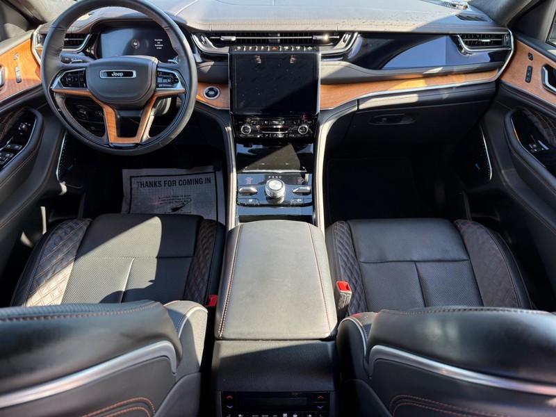 Jeep Grand Cherokee Vehicle Full-screen Gallery Image 13