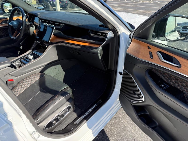 Jeep Grand Cherokee Vehicle Full-screen Gallery Image 15