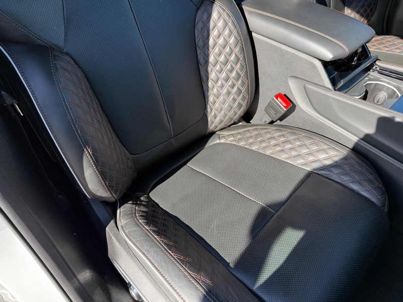 Jeep Grand Cherokee Vehicle Full-screen Gallery Image 16