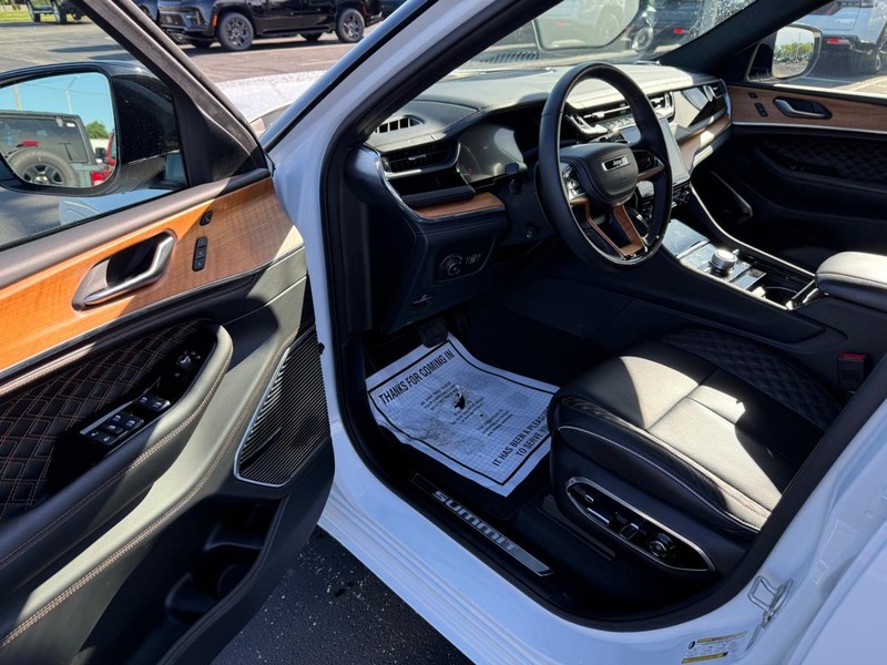 Jeep Grand Cherokee Vehicle Full-screen Gallery Image 17