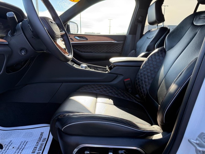 Jeep Grand Cherokee Vehicle Full-screen Gallery Image 18