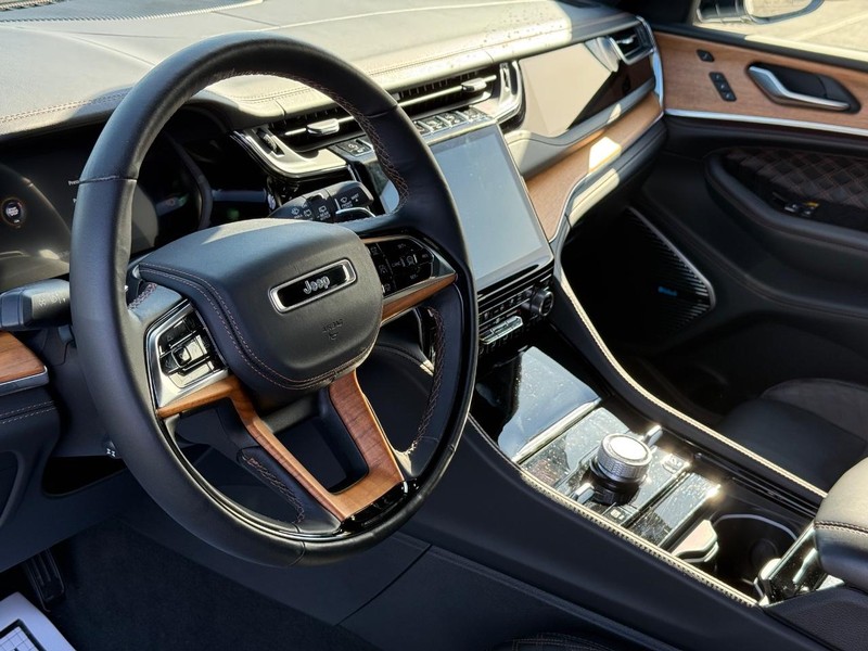 Jeep Grand Cherokee Vehicle Full-screen Gallery Image 19