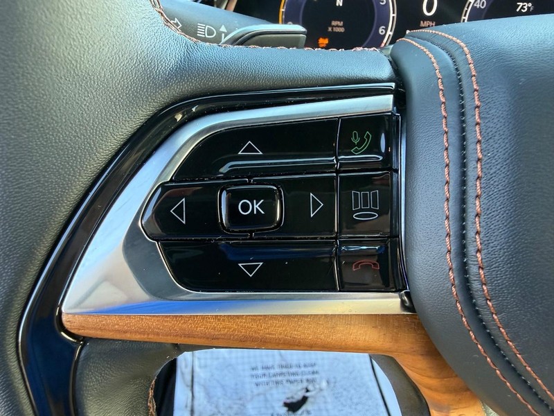 Jeep Grand Cherokee Vehicle Full-screen Gallery Image 20