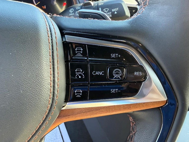 Jeep Grand Cherokee Vehicle Full-screen Gallery Image 21