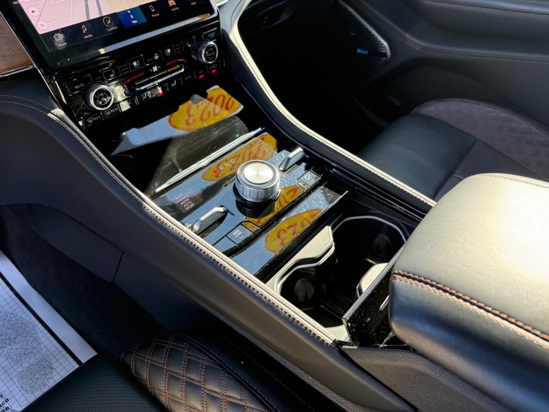 Jeep Grand Cherokee Vehicle Full-screen Gallery Image 27