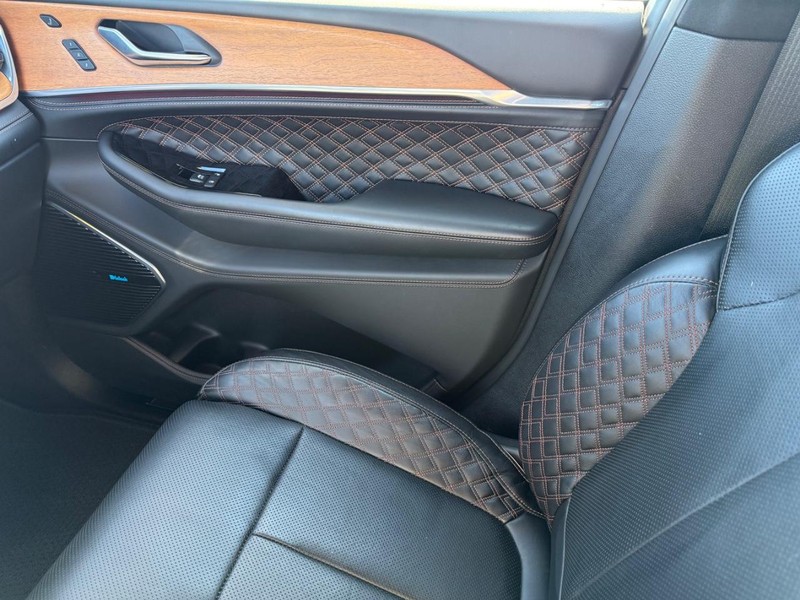 Jeep Grand Cherokee Vehicle Full-screen Gallery Image 28