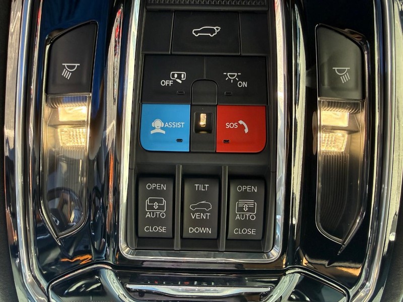 Jeep Grand Cherokee Vehicle Full-screen Gallery Image 29