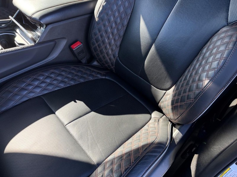 Jeep Grand Cherokee Vehicle Full-screen Gallery Image 32