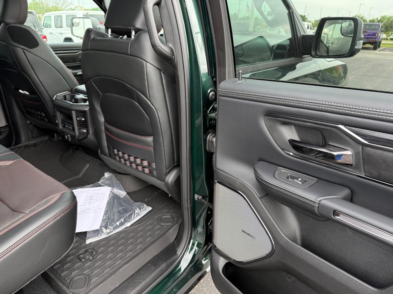 Ram 1500 Vehicle Full-screen Gallery Image 12