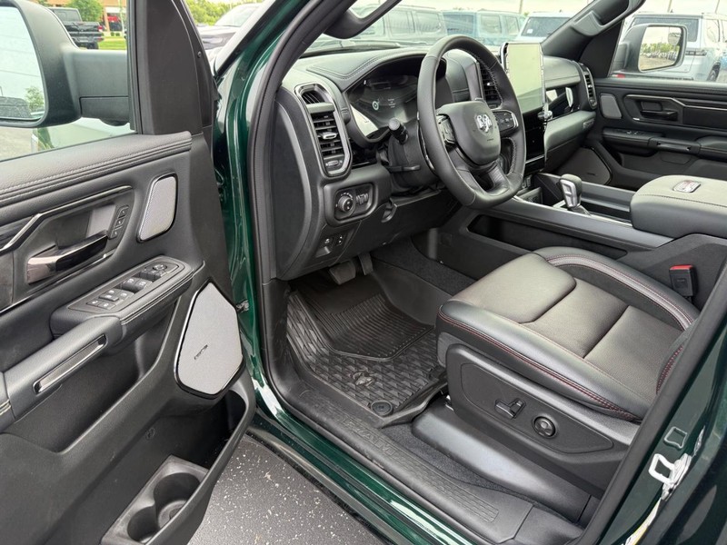 Ram 1500 Vehicle Full-screen Gallery Image 18