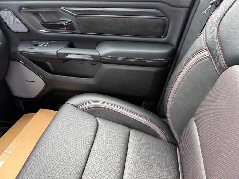 Ram 1500 Vehicle Full-screen Gallery Image 27
