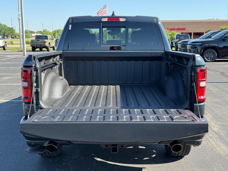 Ram 1500 Vehicle Full-screen Gallery Image 7