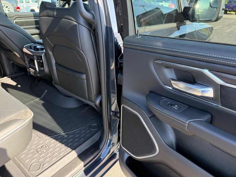 Ram 1500 Vehicle Full-screen Gallery Image 11
