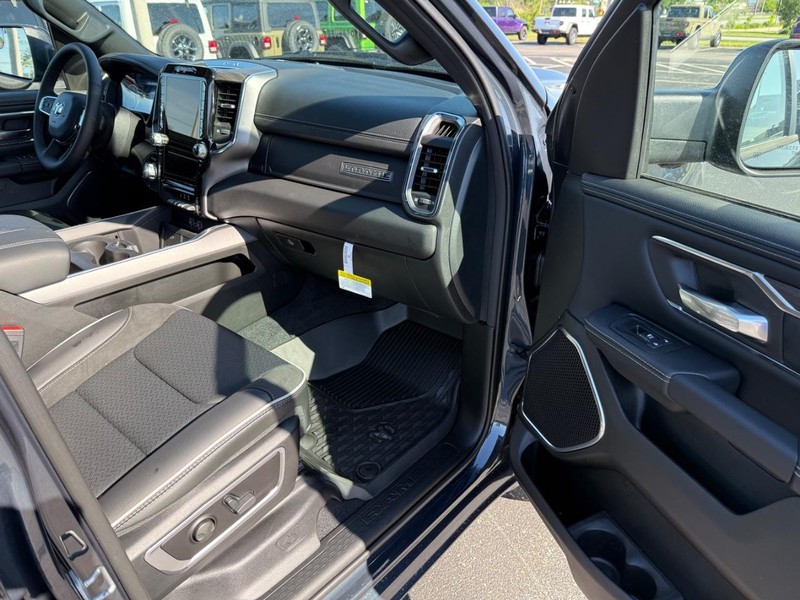 Ram 1500 Vehicle Full-screen Gallery Image 14