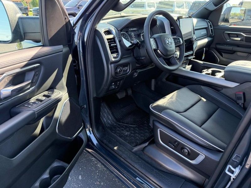 Ram 1500 Vehicle Full-screen Gallery Image 16