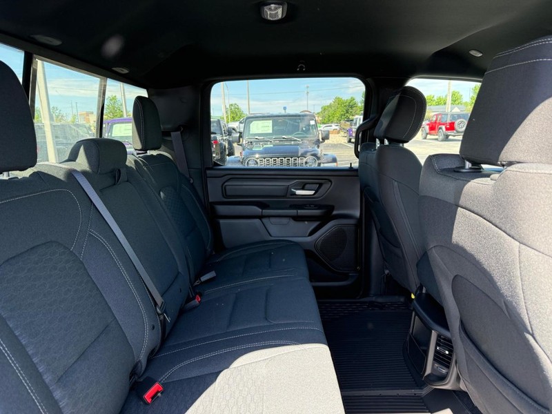 Ram 1500 Vehicle Full-screen Gallery Image 10