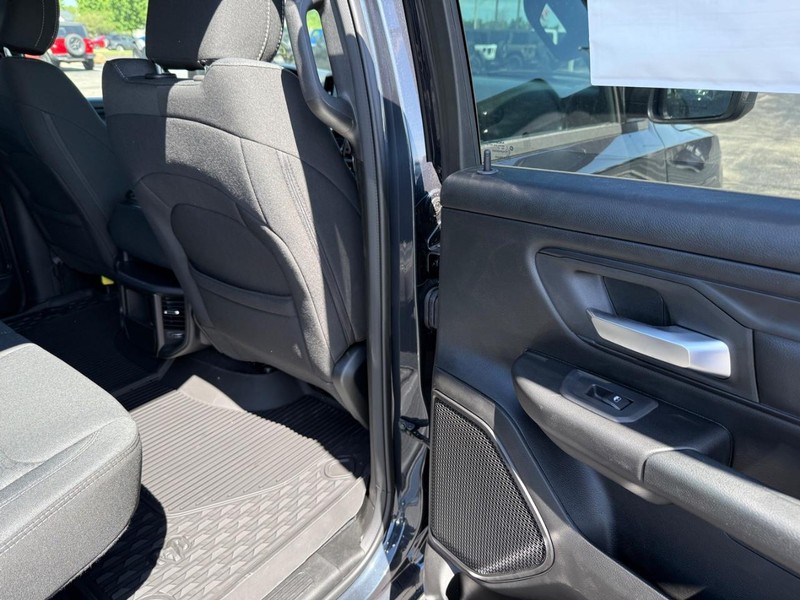 Ram 1500 Vehicle Full-screen Gallery Image 11