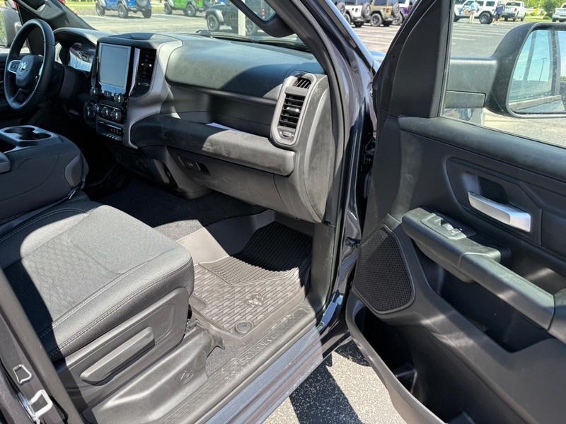 Ram 1500 Vehicle Full-screen Gallery Image 14